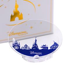 Experimenta la magia de Disneyland Paris con el nuevo producto de cristal en forma de name tag. Un objeto único que captura la esencia del parque. Este exquisito adorno de vidrio presenta el name tag de Disneyland Paris