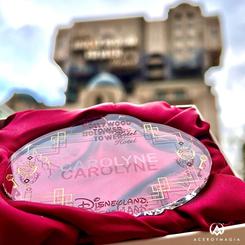 Llévate la magia de la Hollywood Tower donde quiera que vayas con este distintivo name tag de vidrio. Personalízalo con tu nombre para darle un toque único. Ideal para los entusiastas de la emblemática atracción