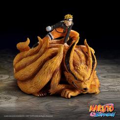 La caja joyero Naruto Kyubi tiene la presencia de una escena congelada justo antes del impacto. Kurama ocupa la base con una fuerza visual inmediata, mientras la pequeña figura de Naruto añade tensión y movimiento sin romper el equilibrio de la pieza.