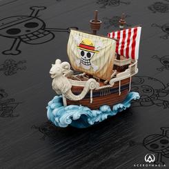 Navega cada día con el encanto del East Blue gracias a la One Piece Storage Box Going Merry, una caja de almacenamiento en resina pintada a mano y con licencia oficial que convierte tu estantería