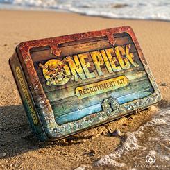 Una vieja caja surgida de una travesía pirata parece esperar nuevas órdenes sobre la mesa. El Kit de Reclutamiento One Piece convierte el universo del anime en una colección física de documentos, insignias y postales con identidad propia.
