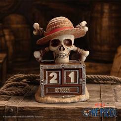 Una calavera con sombrero de paja convierte el escritorio en cubierta de barco, entre madera envejecida, huesos cruzados y aire de aventura. El calendario perpetuo Luffy Jolly Roger entra por los ojos como pieza decorativa de anime 