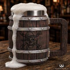 Jarra Barril de One Piece de unos 16 cm, fabricada en resina y pintada a mano. Incorpora inserto extraíble de acero inoxidable, Jolly Roger frontal y logotipo de One Piece en la parte trasera.