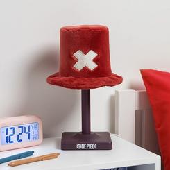 El rojo intenso del sombrero parece recién salido del camarote de Chopper. Esta lámpara Chopper One Piece convierte una escena cotidiana en un guiño directo al universo pirata más reconocible del anime.