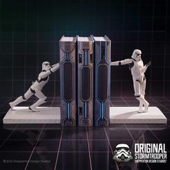 El Original Stormtrooper Sujetalibros Working Hard Hardly Working convierte una estantería en una escena de comedia visual: este sujetalibros Original Stormtrooper reúne a dos soldados de armadura blanca en actitudes completamente opuestas.