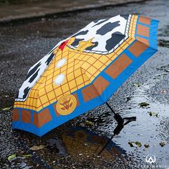 El paraguas plegable Toy Story es una opción práctica y con mucho estilo para dar un toque original a los días de lluvia. Su diseño inspirado en Disney Pixar convierte un accesorio cotidiano en una pieza especial 