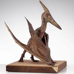 Revive la emoción de Jurassic Park III con esta impresionante réplica a escala 1/5 del Pteranodon, una pieza de colección creada por Elite Creature Collectibles en colaboración con el artista de ILM Bitan. 