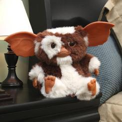 Inspirado directamente en el mítico universo de los años 80, este peluche musical de Gizmo es una pieza que emociona a primera vista. Su diseño captura con fidelidad el encanto del personaje original