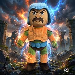 El peluche Man-At-Arms Masters del Universo impone autoridad antes de tocar la estantería. Su casco azul, el bigote marcado y la armadura naranja crean una silueta rotunda, reconocible al instante dentro de cualquier colección