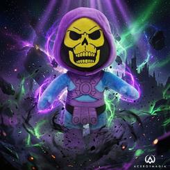 El peluche Skeletor Masters del Universo tiene esa presencia inmediata que convierte una estantería corriente en una escena con carácter. Su capucha morada, el rostro calavérico amarillo y el contraste azul del traje lo hacen reconocible al instante