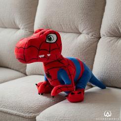 Peluche Spidey T-Rex Marvel de 25 cm, una pieza que entra por los ojos desde el primer instante y convierte cualquier estantería, escritorio o rincón infantil en un pequeño universo de aventura. 