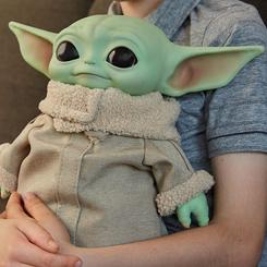 Hay miradas que cambian una estantería entera, y este peluche Yoda The Child Mandalorian Star Wars tiene precisamente esa presencia silenciosa. Su expresión serena, las orejas amplias y el abrigo beige recrean al personaje con una fuerza visual inmediata