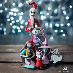 Descubre la fascinante pirámide de personajes de The Nightmare Before Christmas, creada por Disney Showcase, una pieza alegre que captura a los traviesos personajes del clásico de Tim Burton