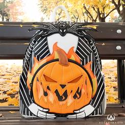 Explora la oscura y encantadora estética de "Pesadilla antes de Navidad" con la Mochila Jack Pumpkin Head de Loungefly. Este diseño te invita a llevar contigo la esencia de esta icónica película en cada paso que das