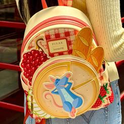 Un estallido de sabor y encanto parisino aterriza en tu día a día con la mochila mini Pixar by Loungefly inspirada en Ratatouille: sus 23 cm de alto, 27 cm de ancho y 11 cm de fondo combinan poliéster y piel sintética
