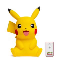 ¡Haz que Pikachu brille en tu hogar con la lámpara Pokémon Pikachu Sitting de 40 cm! Esta adorable lámpara es perfecta para cualquier amante de Pokémon, ya que muestra a Pikachu sentado en una postura relajada 