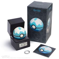 Sumérgete en el apasionante mundo de Pokémon con la réplica de la Poké Ball Dive Ball. Esta réplica de alta calidad y de tamaño real es el sueño hecho realidad para los fans de Pokémon.