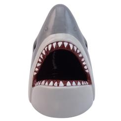 Sumérgete en las profundidades del terror con el increíble portalápices 3D Jaws Tiburón. Inspirado en la icónica película, este accesorio te hará sentir como si estuvieras cara a cara con el temible depredador marino.