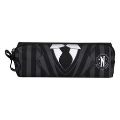 Oscuro y elegante para tu mesa. El portatodo Uniform Miércoles recrea el icónico traje a rayas con corbata de Wednesday, en un formato compacto y muy práctico. Con 8 × 21 × 5,5 cm