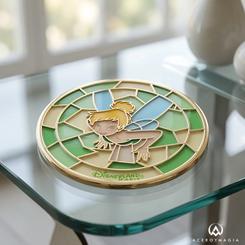 Un destello verde sobre la mesa basta para reconocer el encanto del posavasos Campanilla Disney. Su diseño tipo vidriera convierte un accesorio cotidiano en una pequeña pieza decorativa con la luz, el color y la personalidad traviesa del universo Disney.