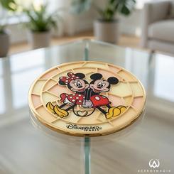 Hay piezas pequeñas que iluminan una mesa sin pedir protagonismo, y el posavasos Mickey y Minnie Disney lo consigue con una escena llena de ternura. Su diseño tipo vidriera, en tonos amarillos suaves, enmarca a la pareja más reconocible de Disney