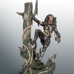Con una imponente altura de 91 centímetros, esta estatua a escala 1/4 del Jungle Hunter captura a la perfección la ferocidad y presencia del Predator en su hábitat natural. 