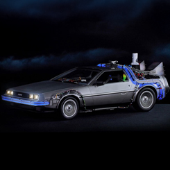 Viaja al futuro con una de las piezas más espectaculares jamás creadas para los coleccionistas de Back to the Future. La Time Machine 1/6 Premium UMS de Blitzway, con sus 74 cm de longitud