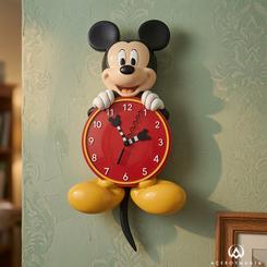 Mickey parece sujetar el tiempo con las manos apoyadas sobre una esfera roja que no pasa desapercibida. Este reloj de pared Mickey Mouse Allen Designs convierte un objeto funcional en una pieza Disney con mucha personalidad 