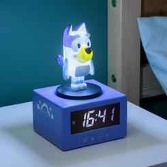 Bluey ilumina la hora desde lo alto del reloj, como si estuviera lista para convertir el comienzo del día en una nueva aventura. Este reloj despertador Icon Bluey combina una pantalla digital de lectura clara con una figura luminosa del personaje
