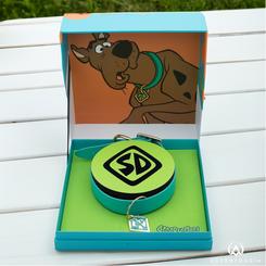 Recuerda a la pandilla Scooby-Doo y sus inolvidables aventuras llenas de misterio y diversión. Ahora puedes llevar contigo un pedacito de esa nostalgia con esta increíble réplica del colgante Choker de Scooby-Doo.