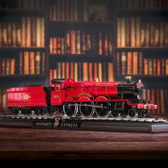 El icónico Hogwarts Express cobra vida con esta detallada réplica oficial de la saga Harry Potter, una pieza que evoca toda la magia del viaje que comienza en la mítica Estación 9 y ¾ con destino al Colegio Hogwarts de Magia y Hechicería.