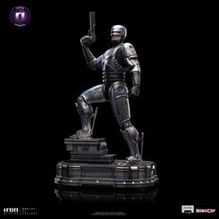 Contempla la majestuosa estatua del icónico Robocop en su impresionante versión Art Scale 1/10 de 24 cm. Como un caballero medieval con armadura reluciente, este poderoso cyborg policía empuña su potente pistola de fuego selectivo