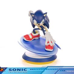 La figura Sonic Adventure 2 resina tiene esa energía congelada justo antes del impulso. Sonic avanza sobre un vórtice azul, con una postura inclinada que transmite velocidad sin necesidad de movimiento real.