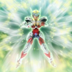El brillo metálico domina la escena desde el primer vistazo. La figura Beta Merak Hagen 40th Anniversary Saint Seiya lleva al formato de colección la presencia de Hagen, con una combinación de tonos plateados, rojos y azul oscuro