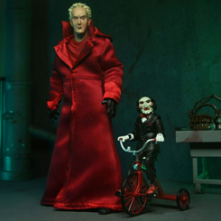 Sumérgete en el escalofriante mundo de Saw con la figura de acción Ultimate Jigsaw Killer en bata roja. Esta impresionante figura de 18 cm captura al icónico asesino de las películas de Saw