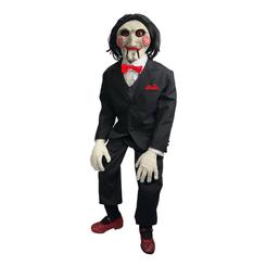 Experimenta el escalofriante suspense de la famosa franquicia de películas "Saw" con esta increíble réplica a escala 1:1 del icónico Billy the Puppet. Con una altura imponente de 119 cm, esta versión Deluxe Prop de Billy the Puppet 