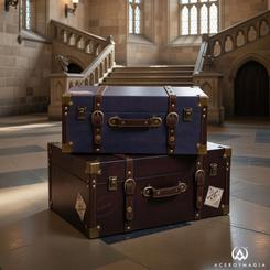 Elegancia burdeos para viajar con magia: este set de 2 maletas Harry Potter Alumni en piel sintética (PU) combina resistencia diaria y estilo coleccionista con el escudo de Hogwarts grabado y herrajes en tono latón. 