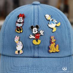 Color, nostalgia y personajes inolvidables reunidos en un solo detalle con muchísimo encanto: este set de 5 pins Mickey & Friends Disney es una opción perfecta para dar vida a mochilas, chaquetas, estuches o colecciones