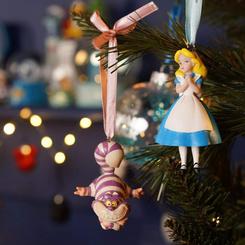 Set de 2 adornos de Navidad de Alicia en el País de las Maravillas con Alicia y el Gato de Cheshire. Cada figura incluye su propia cinta para colgar y reproduce rasgos visuales reconocibles de ambos personajes.