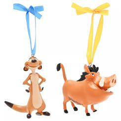 Set de 2 adornos de Navidad de El Rey León Disney con Timón y Pumba. Cada figura incluye su propia cinta para colgar y reproduce varios de los rasgos visuales más reconocibles de ambos personajes.