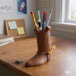 Convierte cualquier escritorio en un pequeño homenaje al universo Pixar con este set escritura Woody Toy Story Disney Pixar, una pieza decorativa y práctica que destaca desde el primer vistazo por su original diseño en forma de bota de Woody. 