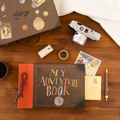 Hay aventuras que merecen conservarse con el mismo cariño con el que fueron vividas. Este set maletín scrapbook My Adventure Book Up Disney Pixar convierte fotografías, entradas y pequeños recuerdos en un álbum personal inspirado en el inolvidable