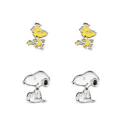 Doble dosis de ternura clásica: el Set de 2 pares de pendientes Snoopy reúne un par con Snoopy y otro con Woodstock, con acabado bañado en plata y formato de pendiente de botón para un uso cómodo a diario