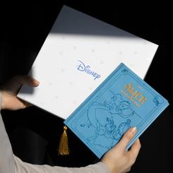 Cautívate con el encanto del Set Cuaderno Premium A5 con Bolígrafo de Disney Alicia en el País de las Maravillas. Este set viene presentado en una elegante caja regalo de 26,5 x 26,5 x 4 cm, perfecta para regalar o para consentirte a ti mismo.