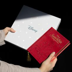 Déjate envolver por la magia del Set Cuaderno Premium A5 con Bolígrafo de Disney Blancanieves. Este encantador conjunto viene presentado en una elegante caja regalo de 26,5 x 26,5 x 4 cm, perfecta para regalar o para darte un capricho.