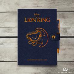 Adéntrate en la majestuosidad de la sabana con el Cuaderno Premium A5 con Bolígrafo de Disney El Rey León. Este exquisito conjunto te transportará a las tierras africanas con su elegante diseño y detalles únicos.