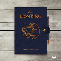 Adéntrate en la majestuosidad de la sabana con el Cuaderno Premium A5 con Bolígrafo de Disney El Rey León. Este exquisito conjunto te transportará a las tierras africanas con su elegante diseño y detalles únicos.