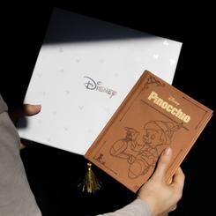 Maravíllate con el encantador Set Cuaderno Premium A5 con Bolígrafo de Disney Pinocho. Este conjunto excepcional viene presentado en una elegante caja regalo de 26,5 x 26,5 x 4 cm, perfecta para regalar o para disfrutar en tus momentos especiales.