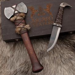 Si eres fan de la mitología nórdica o simplemente te encanta la estética vikinga, el conjunto de hacha y cuchillo para cinturón inspirado en esta cultura es perfecto para ti. Presentado en una hermosa caja de regalo/exhibición de Creaciones Asgard