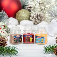 Adéntrate en un mundo invernal lleno de aromas encantadores con el juego de 3 velas aromáticas Haribo Winter. Este set exclusivo incluye las cautivadoras fragancias de Christmas Bakery, Winter Fun y Cosy Home